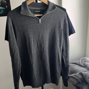 Jack and Jones half zip - Tja säljer nu denna feta half-zipen från Jack and Jones då den inte används. Skick 9/0 inga defekter på den.