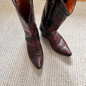 Cowboyboots  - Så sjukt snygga boots, köpa här på plick, men då dom inte används längre säljer jag dom vidare. Står inte vad det är för storlek men passar mig som har 40