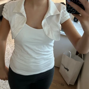 Vit bolero - Snygg vit bolero köpt secondhand men säljer då den inte används mycket. Inga defekter. Storlek 34.