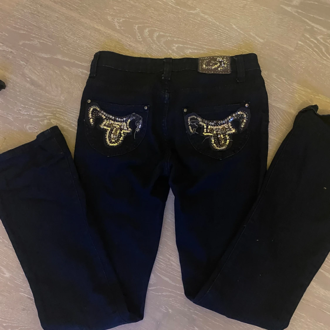 mörkblå bootcut jeans men coola fickor  - 91