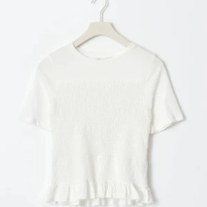 Smockad topp  - Jättefin smockad t shirt fårn Gina Young, använd en gång och är i väldigt bra skick💕💕 den har en liten fläck men inget som märks av, passar xxs/xs! Hör av er vid frågor🫶🏼