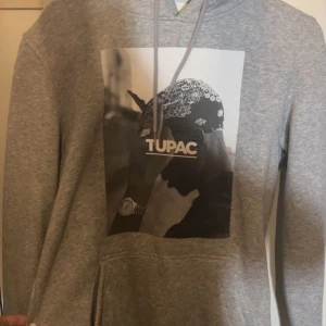 2pac hoodie  - Säljer denna hoodie jätte fin knte så mycket använd 