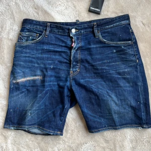 Dsquared 2 bob marley edition shorts limited  - Säljer ett par Dsquared 2 bob marley limited edition shorts  nästan helt nya, ingår oxå knapp påsen med extra knappar  Ny pris 6000  