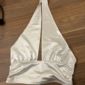 Fest topp  - Topp från Nelly. Passar till fest och knappt använd. Bilder på finns.