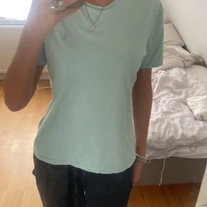 Ljusgrön t-shirt från Ralph Lauren - Säljer en turkos t-shirt från Ralph Lauren. Perfekt för en avslappnad stil. T-shirten är i bra skick!storlek s💕
