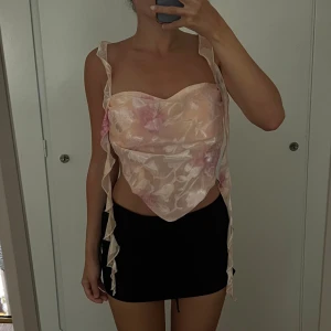 Mönstrad topp med öppen rygg - Mönstrad topp med öppen rygg från Boohoo i strl 38.  Endast testad.