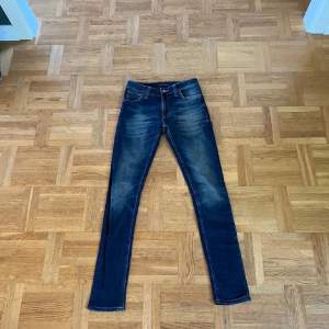 Nudie Jeans i bra skick och slim fit passform. Säljer då de inte passade mig. Storlek 29/32 . Pris går att diskutera och kan sänkas vid snabb affär