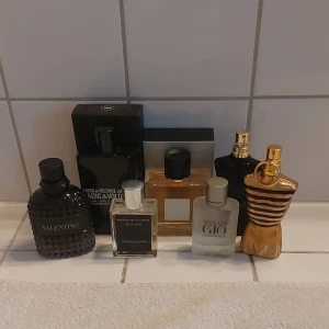 Parfym - Hej! Jag håller på och rensar lite ur min samling, då en del dofter inte kommer till användning. Skriv om frågor och funderingar angående mängd kvar osv!
