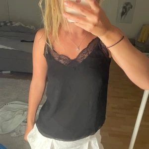 Spetslinne - Spetslinne från zara, man kan spänna axelbanden så passar olika storlekar 