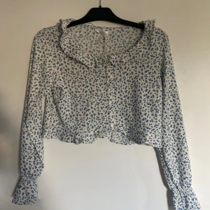 Blå blus - Fin blå blus säljer pågrund av att jag inte har använt den. Helt ny med prislapp