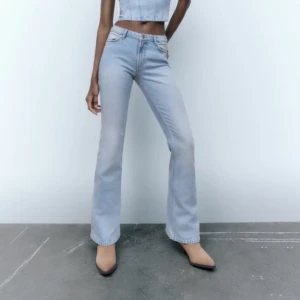 Ljusblåa zara jeans - Ljusblåa zara jeans i storlek S nyskick🤗 Lågmidjade flared 