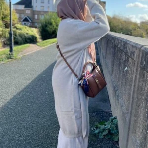 Beige cardigan  - Helt ny, str m. Materialet är väldigt tjock så man blir varm under vintern 