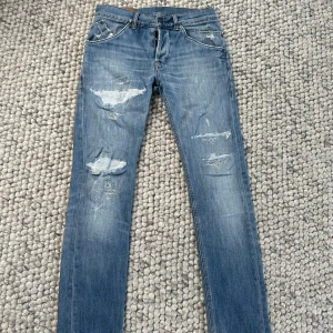 Dondup jeans ( slitningar) - ett par riktigt fräsha jeans med slitningar och är i strlk W30 och slimfit. är i nyskick och passar dig som är ca 180lång!  hör gärna av er vid intresse!🤝🏽😊