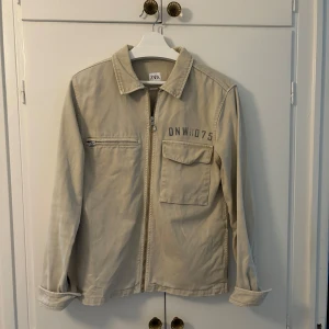 Overshirt Zara - Limiterad overshirt från Zara. Skick 7/10. Skriv för fitpic