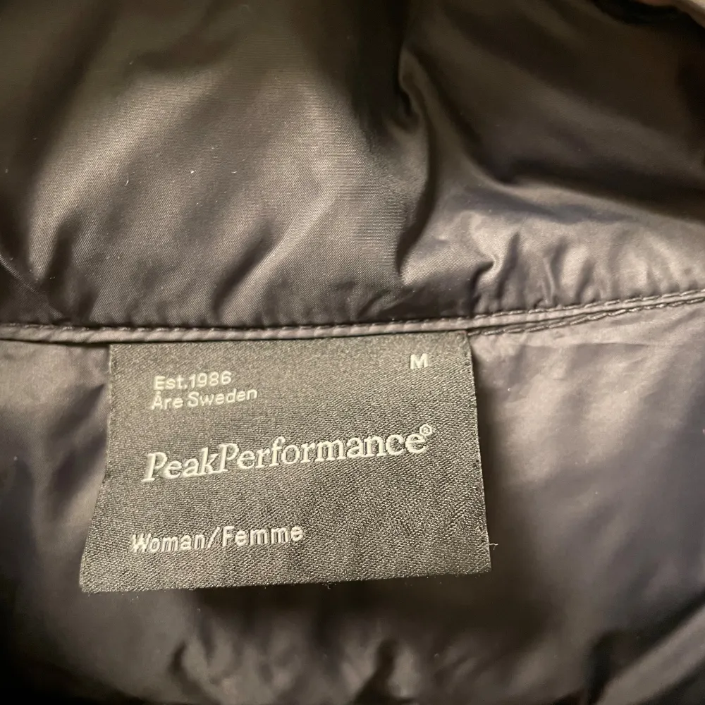 Svart jacka från Peak Performance i storlek M. I mycket bra skick och perfekt för hösten/vintern 🙌🏼 . Takit.
