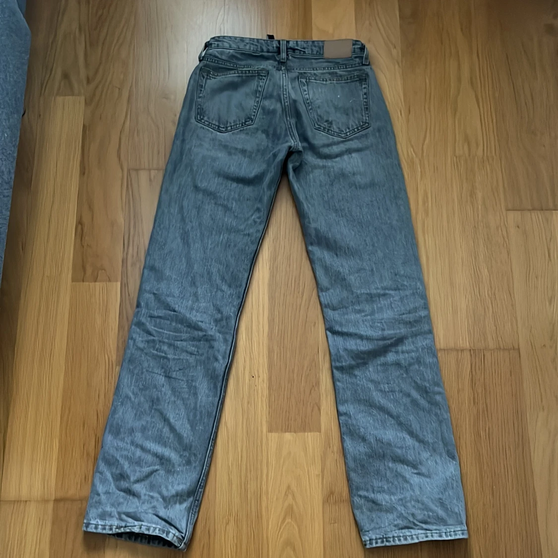 Grå jeans från Weekday - 90