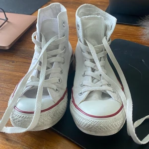 vita converse - snygga vita converse som är använda fåtal gånger , säljs för dem är för stora för mig ❤️