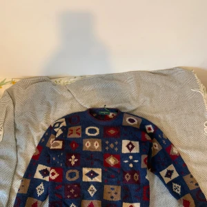 Stickad tröja - Varm stickad tröja med mönster på. Fin kvalitet men en aning stickig