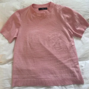 Stickad t-shirt  - Säljer denna rosa stickade t-shirt från mango. Är i nyskick lite nopprig men syns ej när man har på sig den Storlek M men passar definitivt som S. Pris går att diskutera 