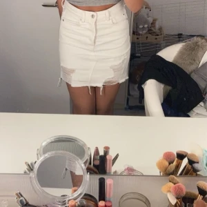 Vit jeanskjol från 4Denim - Säljer en superfin vit jeanskjol från 4Denim i storlek S. Använd 1 gång. Kjolen har en knappgylf, den är ganska tight för att vara S. Perfekt för sommaren och kan stylas med nästan vad som helst! 