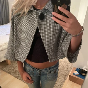 Jacka - Jättefin jacka/poncho från seduction fashion som aldrig använts, köpt för 500kr