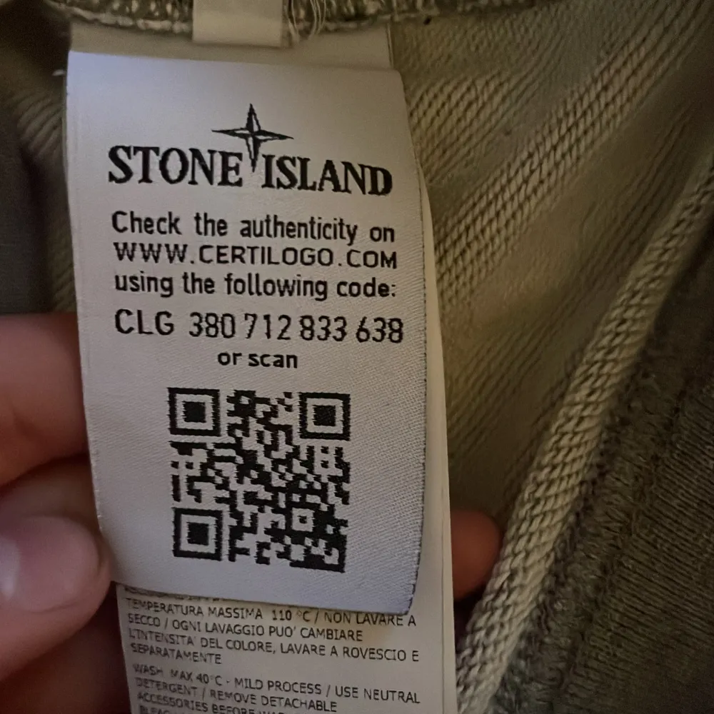 Fet stone island hoodie i nyskick Säljer då jag behöver pengar Storlek s. Hoodies.