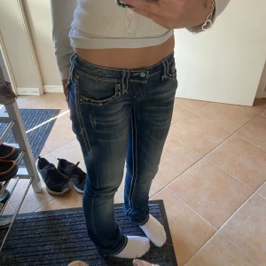 Jeans - Jätte fina jeans från rock revival Nästan nyskick och sitter lite skinny men som man ser på bilden går den ut lite vid mitten på smalbenet