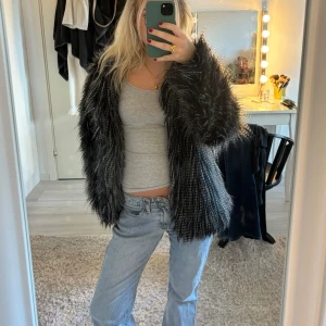 Pälsjacka  - Säljer denna superfina pälsjacka som jag köpt här på Plick! Perfekt nu till hösten/vintern 💞 färgen är lite svart/vit/grå