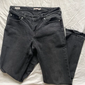 Levis jeans - Grå/svarta jeans från Levis ”low pitch straight”. Endast använda 2-3 gånger.