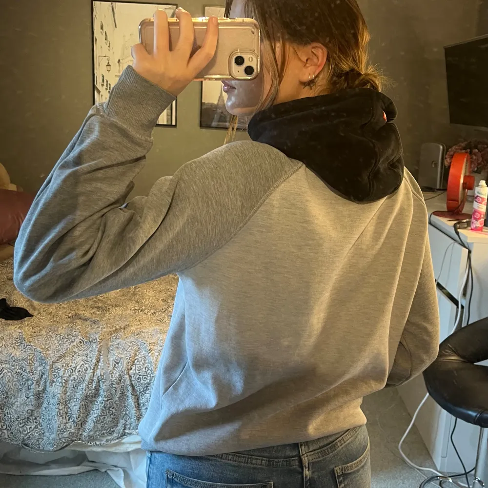 Svart grå hoodie som inte längre används.. Hoodies.