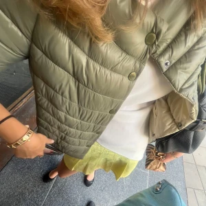 Trekvartsärmad jacka  - Super fin olivgrön trekvartsjacka! Säljer då jag har en liknande i en annan färg🩷