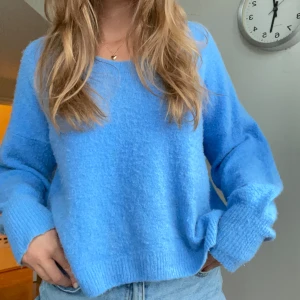 Stickad tröja  - Blå mysig stickad tröja från chelsea! Den är använd under förrrs vintern ca 10 gånger💗Står ingen storlek på den men skulle säga att den är i S