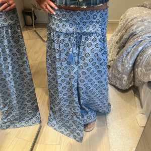 Mönstrad långkjol  - helt oanvänd mönstrad långkjol ifrån gina young!💙🩵