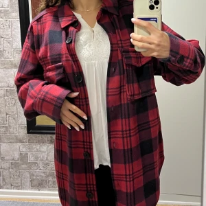 Röd och svart rutig overshirt - Säljer en snygg och mysig kappa/höstjacka från Kappahl. Använd endast fåtals gånger, därmed mycket fint skick! Säljer den för 500kr, nypris var 700kr. ❤️