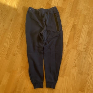 Nike tech byxor - Säljer ett par nike tech byxor som inte har kommit till användning. De är i stl M och passar på någon runt 180. Skick 9/10
