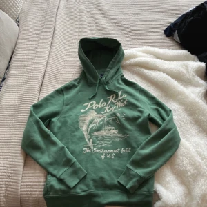 Ralph Lauren Hoodie - Använd 2 gånger, skick är 10/10, Ingen prislapp. Kan sänka priset vid snabb affär!