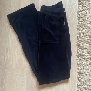 Juciy byxor  - Säljer nu dessa fina mjukisbyxor ifrån juciy💕 storlek xs