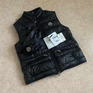 Moncler Gui Väst - Säljee nu min feta monclee gui väst i storlek 1. Riktigt fint skick skulle säga 9/10. Tags och dustbag finns kvar. Inget skador alls, skriv för mer bilder eller frågor😃