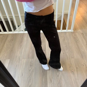 Randiga kostymbyxor - Snygga randiga kostymbyxor ifrån Karma feminine!🩷 storlek 34
