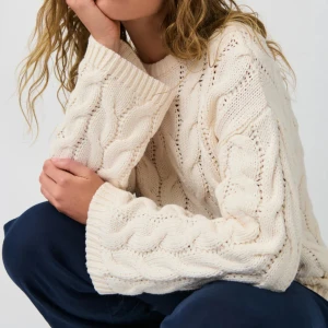 Gina tricot tröja - Superfin stickad tröja från Gina Tricot. Storlek L. Använd 1 gång, säljer då den inte kommer till användning. Tröjan är slutsåld på hemsidan :)   Hör av dig vid fler frågor!💓