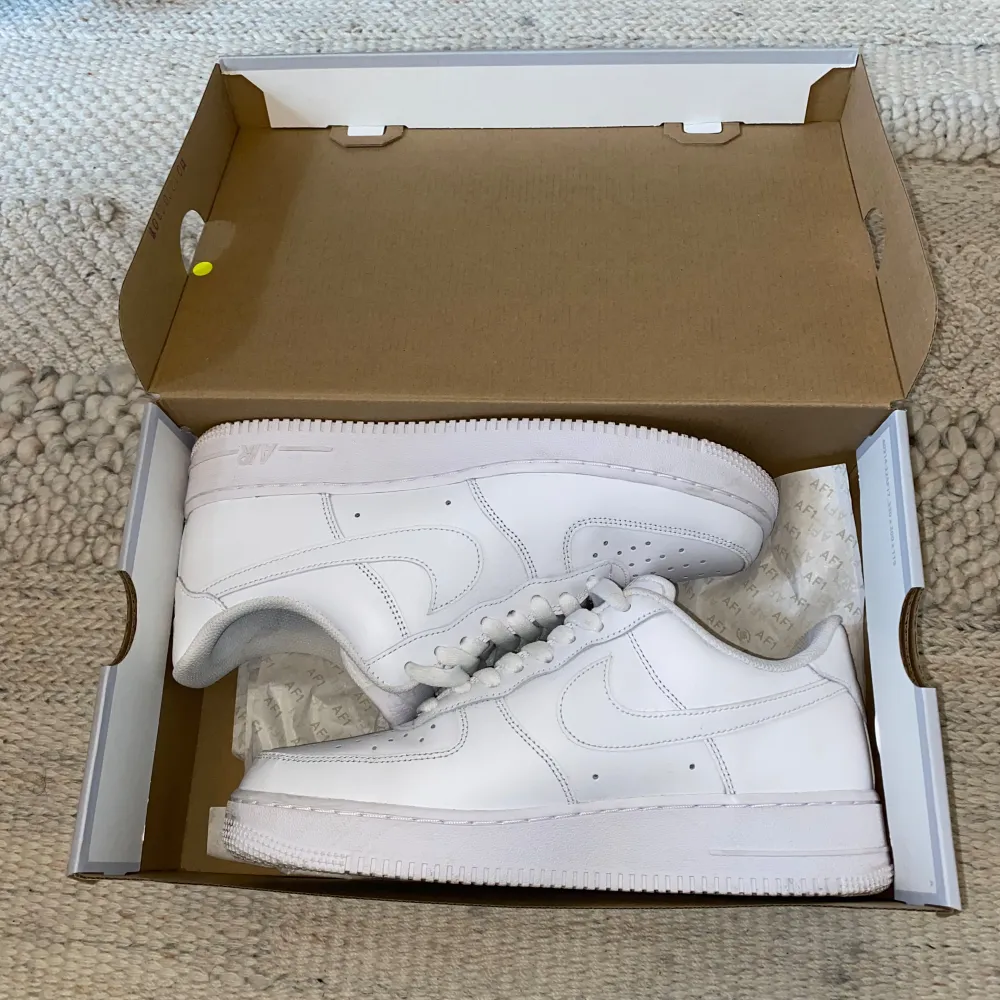 Ett par nästan helt nya Nike Airforce 1. Använda under 3 gånger. Köpte för ca 1400kr. Pris kan diskuteras! Helt nya crease skydd kan även köpas med billigt. Tvivla inte att skriva för vidare info! . Skor.