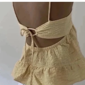 Gul topp - Superfin topp med detaljer i ryggen, från zara och bara använd en gång💞