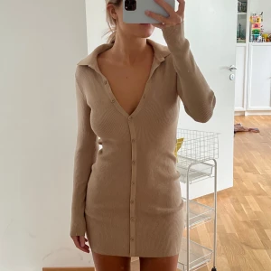 Mini dress - Säljer denna fina korta ribbade klänningen från nakd. Något nopprig men inget som stör klänningens elegans. (Nakd) Lappen är lös på ena sidan men går att sy till väldigt enkelt. Använd fåtal gånger. Nypris ca.500kr