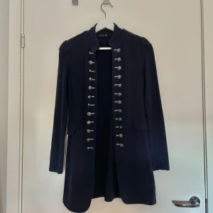 Mörkblå skepparkappa - Katt finns i hemmet! Aldrig använt, hyfsat ny