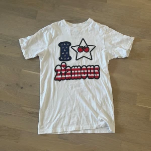 2famous tee🔥🔥🔥 - Asfet 2famous tshirt🙏🙏🔥🔥💯 Säljer för den tyvärr inte passade😪 Skriv dm om du är intresserad🔥!