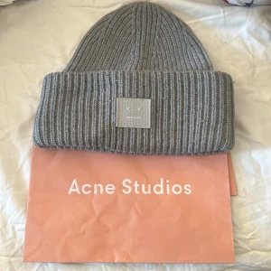 Acne mössa - Säljer acne mössa då den inte kommer till användning. Nypris idag är 1700. Det är modellen pansy. 