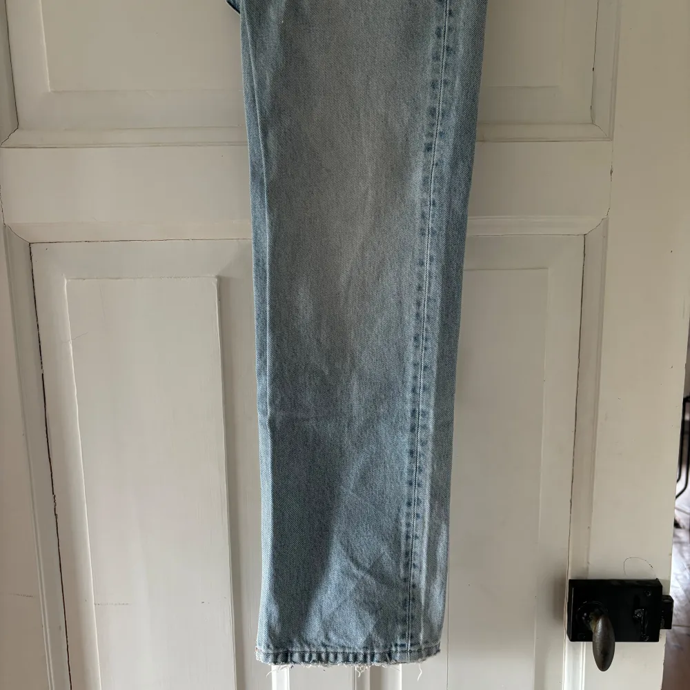 Snygga jeans från zara. Aldrig använda då dom är för små för mig nu. Straight modell med medellåg midja. Jag är ca 170 och jeansen går till hälarna.. Jeans & Byxor.