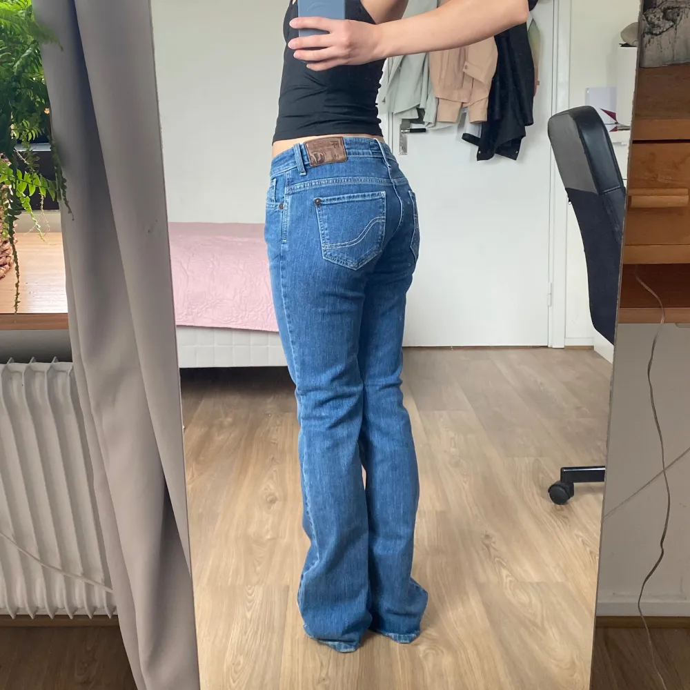 Lågmidjade & Bootcut jeans i mycket bra skick🩷  Midjemåttet är 86 cm runt och innerbenslängden är 81 cm. Jag är 1.64 cm lång✨. Jeans & Byxor.