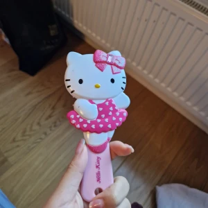 Hello kitty hårborste - Jättesöt hello kitty hårborste 