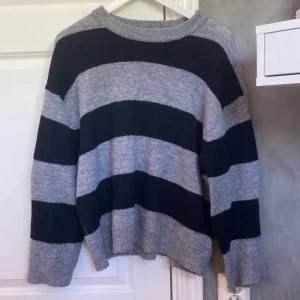 Fin stickad tröja❤️ - Stickad tröja från Lager 157 i grå/svart färg, storlek XS men lite större i storleken så passar S/M också💕